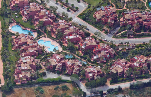 Vista aérea de los jardines de la urbanización Almenara Marbella