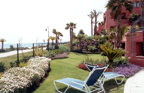 Vista de los jardines de la urbanización Almenara Marbella