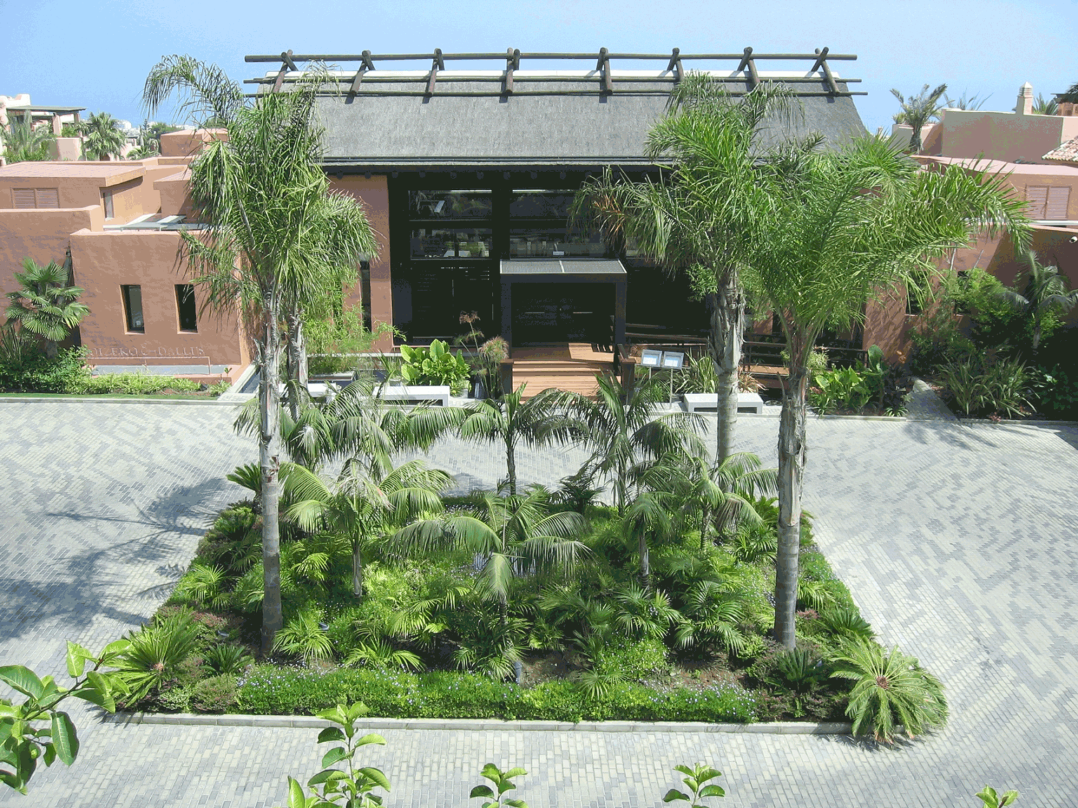 Jardín en plaza de entrada a restaurante en Marbella